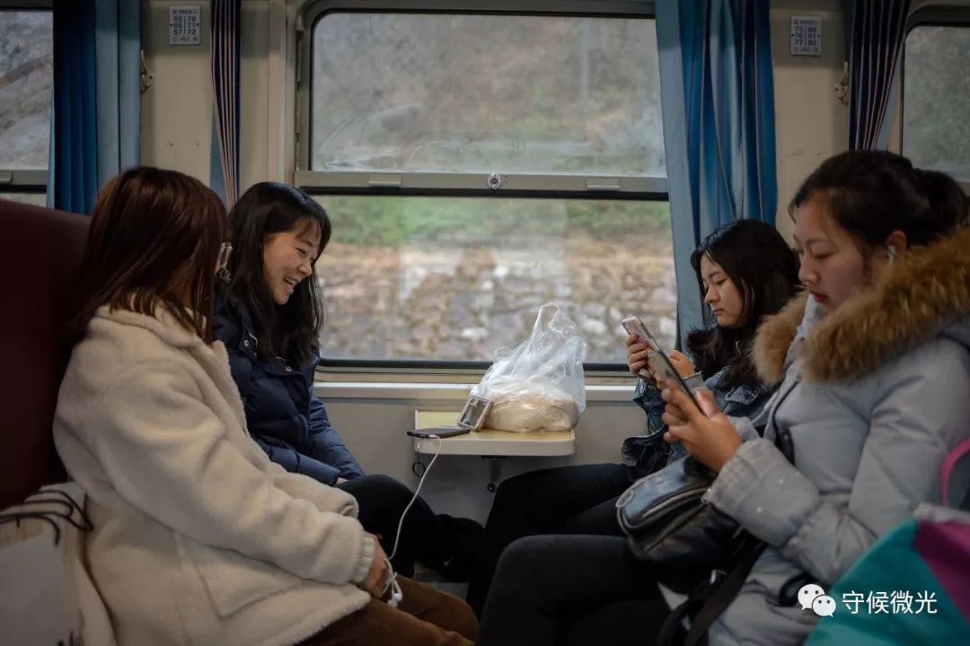 慢火车上的年轻人