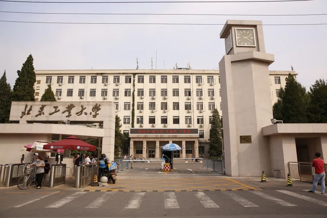 现在的北工大西门一代又一代北工大人在大学校门的陪伴中孜孜不倦 持