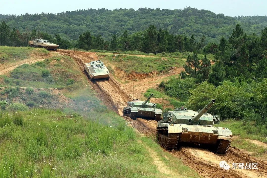 狂飙突进装甲编队三界驰骋速度堪比越野汽车附视频