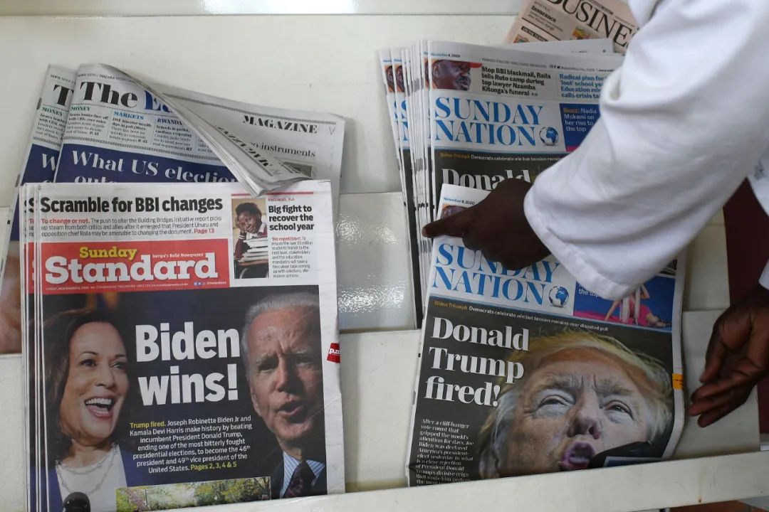 左边报纸“拜登获胜！”，右边报纸“特朗普被解雇！” 图片来源：视觉中国