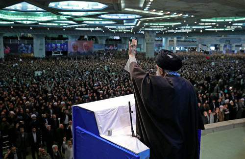 伊朗最高领袖哈梅内伊17日在德黑兰主持主麻日聚礼（欧洲新闻图片社）