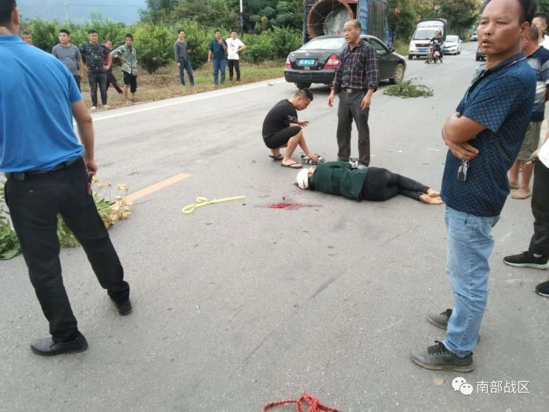 车祸现场(蹲地施救者为周世明)