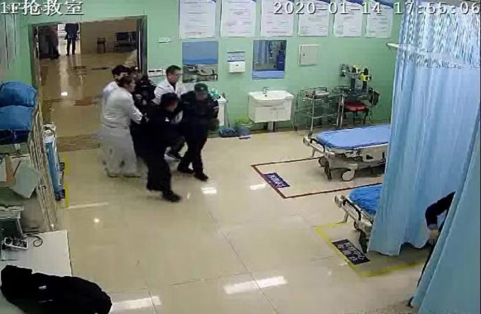 医护人员将老人送到急诊室。视频监控