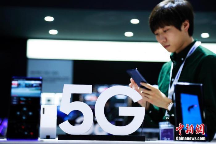 资料图:第二届中国国际进口博览会开幕前夕,工作人员在为与5G技术相关的展品做最后的调试。汤彦俊 摄