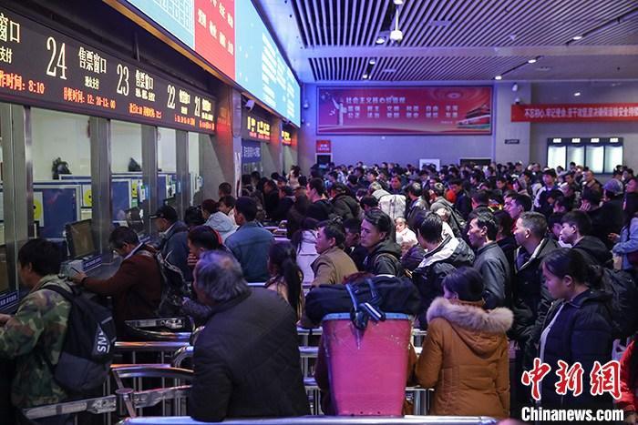  资料图：春运期间，旅客在火车站排队买票。 中新社记者 瞿宏伦 摄