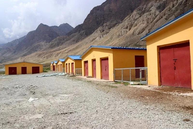 图4村里集中建设的9个羊圈