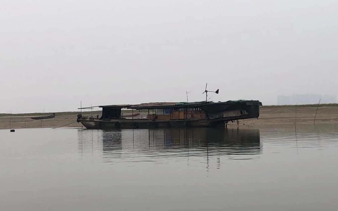  1月1日，一艘停在湖面上的渔船。 新京报记者 韩沁珂 摄