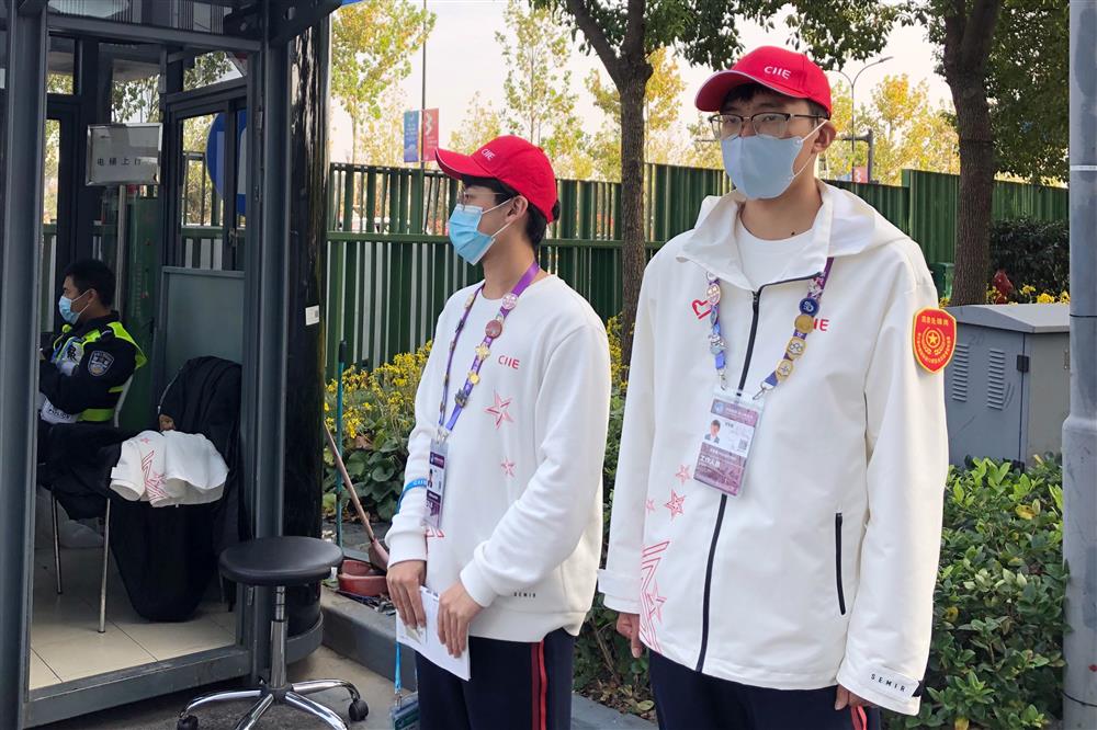 上海健康医学院季张源(右)