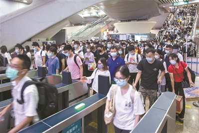 大批旅客从广州南站出站。广州日报全媒体记者苏俊杰 摄