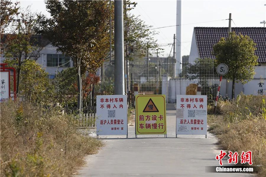 营前村各个路口已经被封闭,都有工作人员进行值守。殷立勤 摄