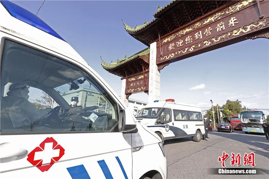 救护车前往营前村待命。殷立勤 摄
