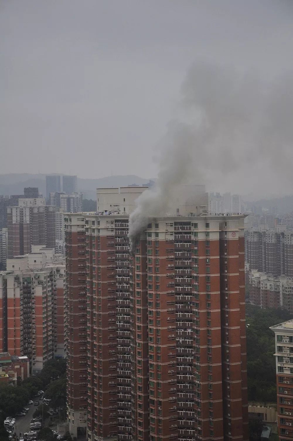 突发梅林一高层住宅发生火灾目前火灾仍在扑救中