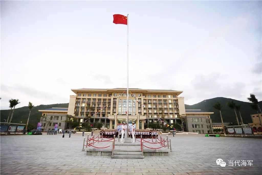 庄重地敬一个军礼   代表着水兵对祖国的忠诚