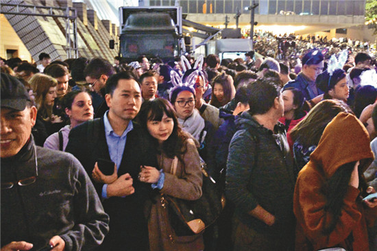 图为香港市民走上街头迎接新年（来源：港媒）