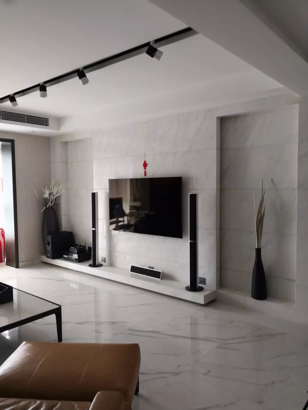 用石材装电视墙，原始粗犷的质感，自然而又高档！