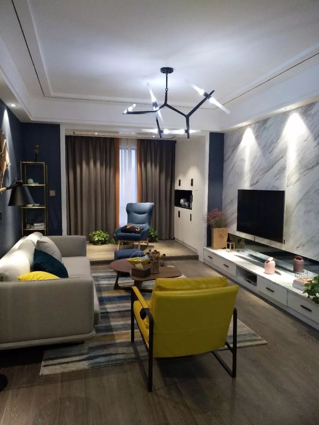 用石材装电视墙，原始粗犷的质感，自然而又高档！