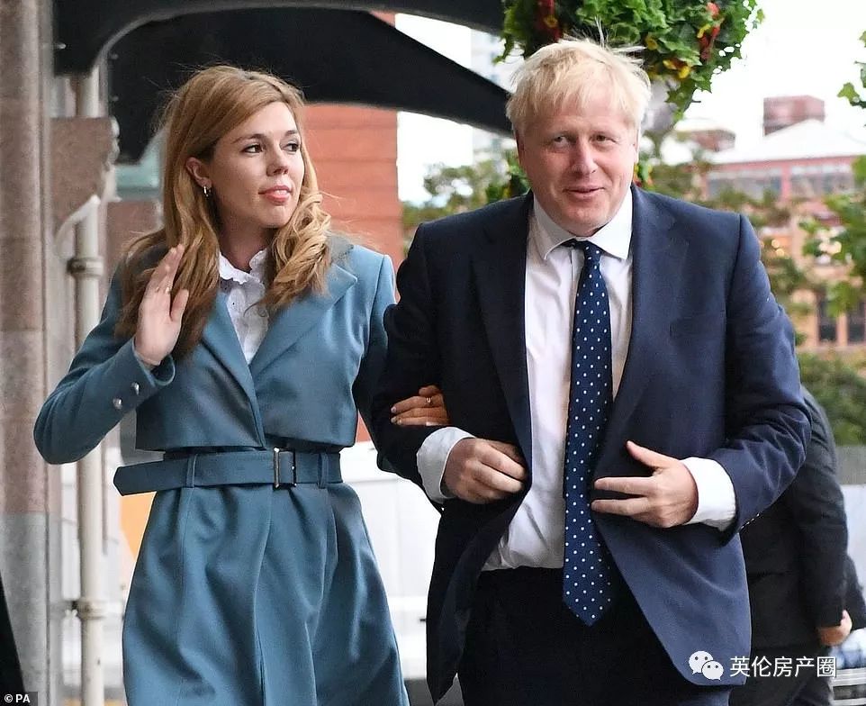 鲍里斯和女友爱巢度假: 飞最便宜的经济舱,住37万一周的度假豪宅