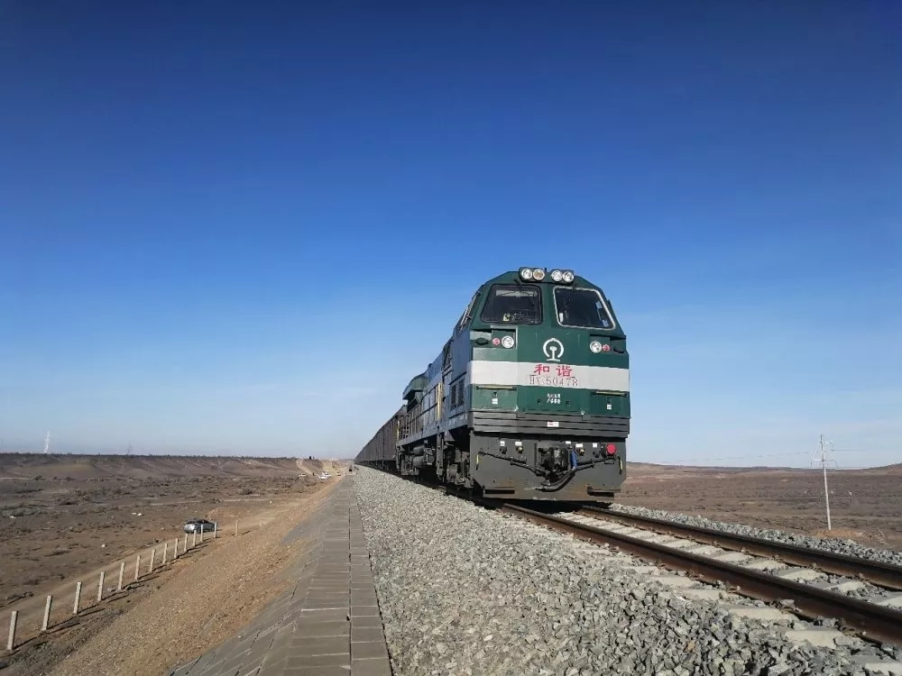 横穿新疆卡山保护区的铁路开通,设有蹄类动物专用通道5座