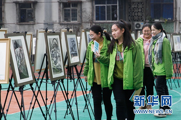 重庆市铁路中学举办"黄桷花开"艺术展 700余件师生作品彰显铁中艺术