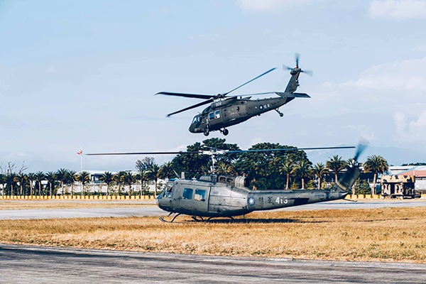 由UH-1H直升机代表将象征执行吊挂任务的“U形环”，正式交接给黑鹰直升机代表。 图片来源 台媒