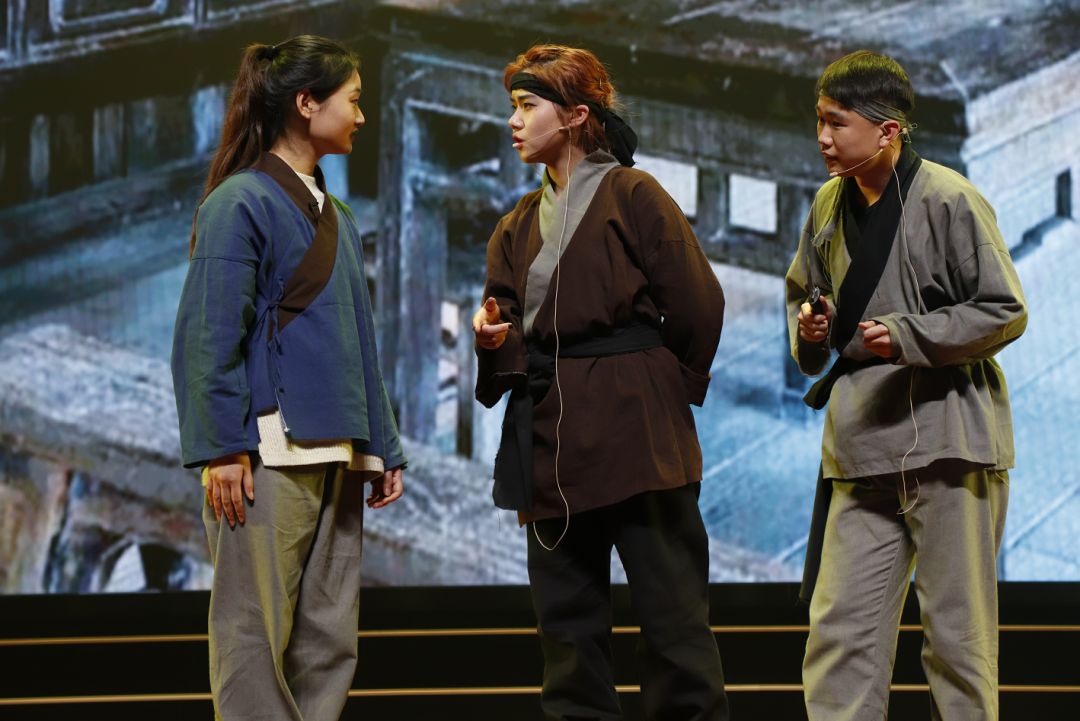 鱼戏剧社表演的《健忘村》,讲述了强盗们被健忘村村民变成好人的故事