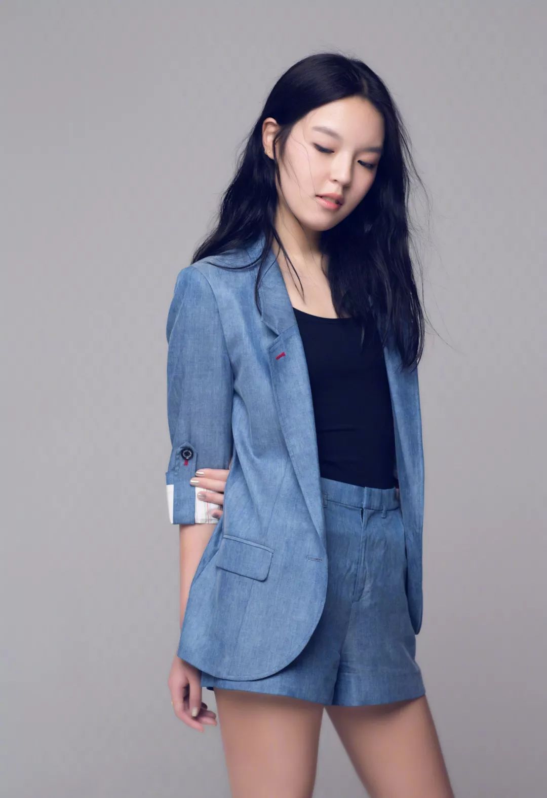 李咏女儿穿黑衣打扮成熟,涂红指甲长发披肩,还没成年就星范十足