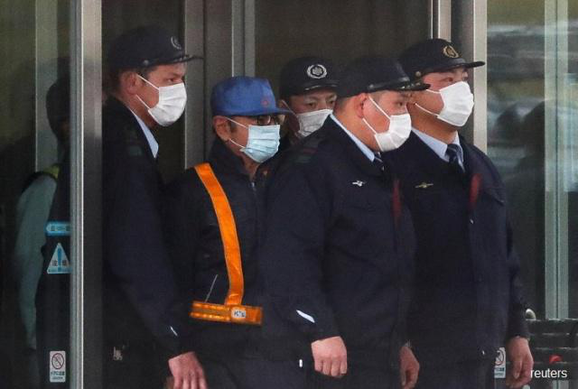 △2019年3月6日，戈恩第一次获得保释时，身穿工人制服、戴着口罩、蓝色帽子以及眼镜走出东京拘留所 图片来源：路透社