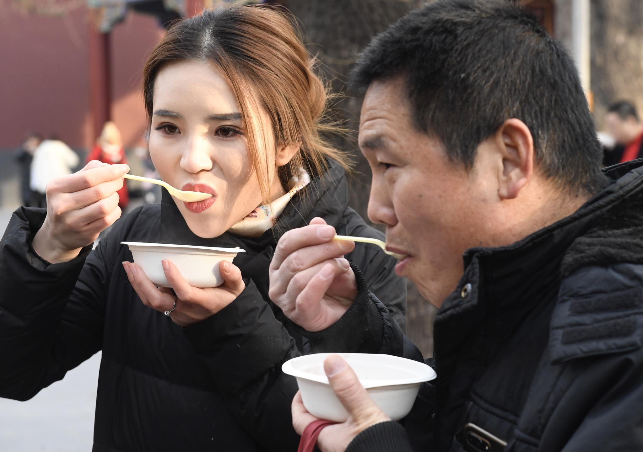 腊八节粥友聚在雍和宫内蒙古7岁女孩坐火车赶来