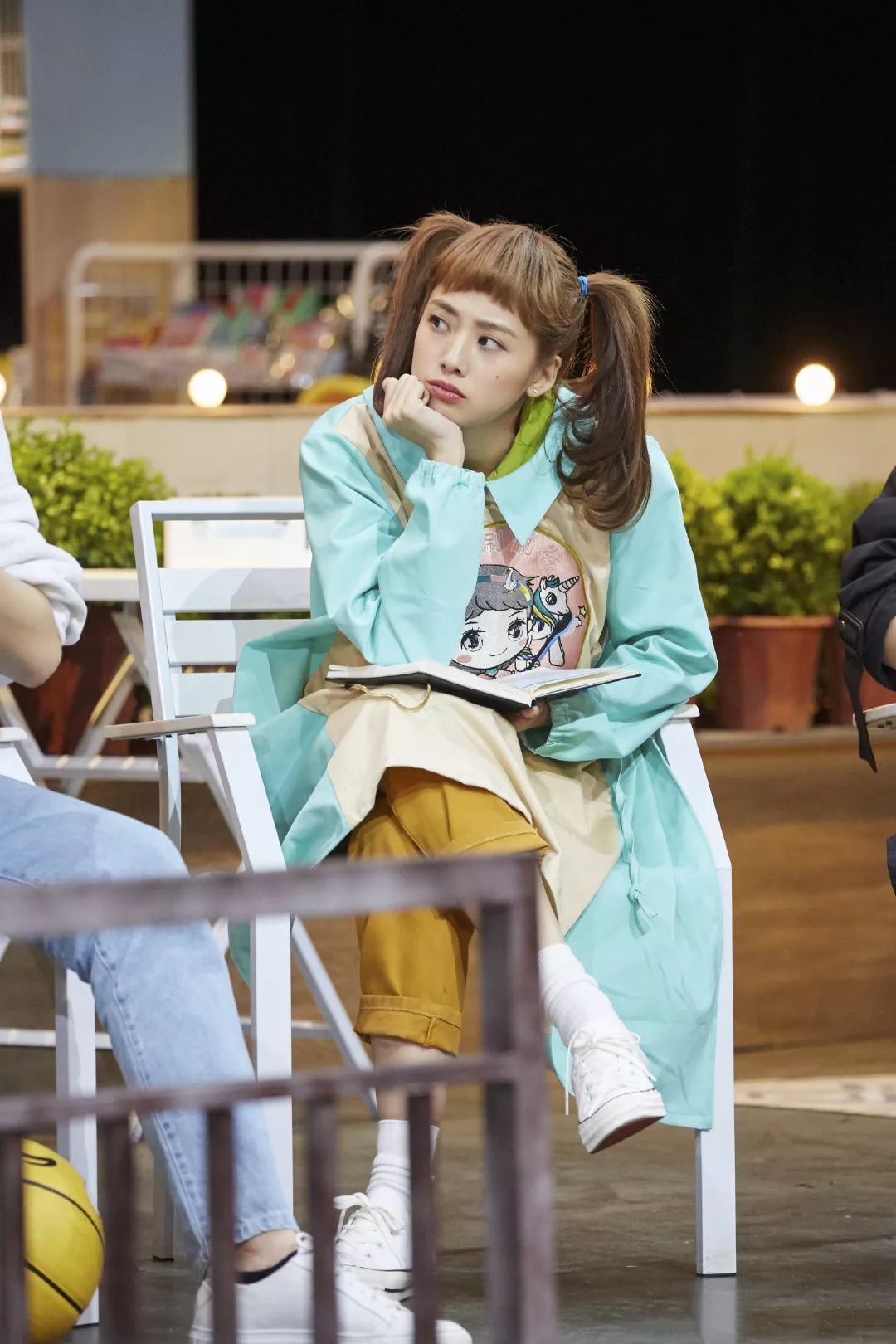 30岁鬼鬼为扮嫩拼啦!戴比脸大蝴蝶结可爱调皮,穿酒红衬衫显优雅