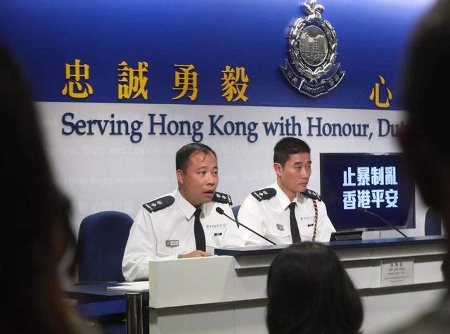 汪威逊（左）答记者问