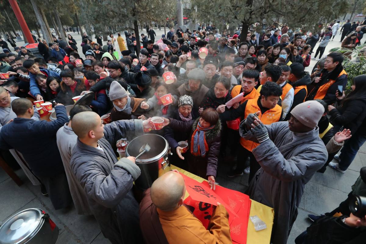 多图|少林寺施粥,上万份古法腊八粥一抢而光