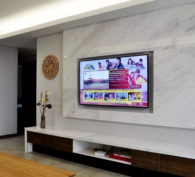 用石材装电视墙，原始粗犷的质感，自然而又高档！