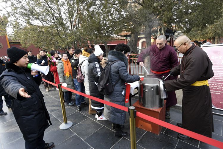 喝腊八粥祈福雍和宫外排起百米长队组图