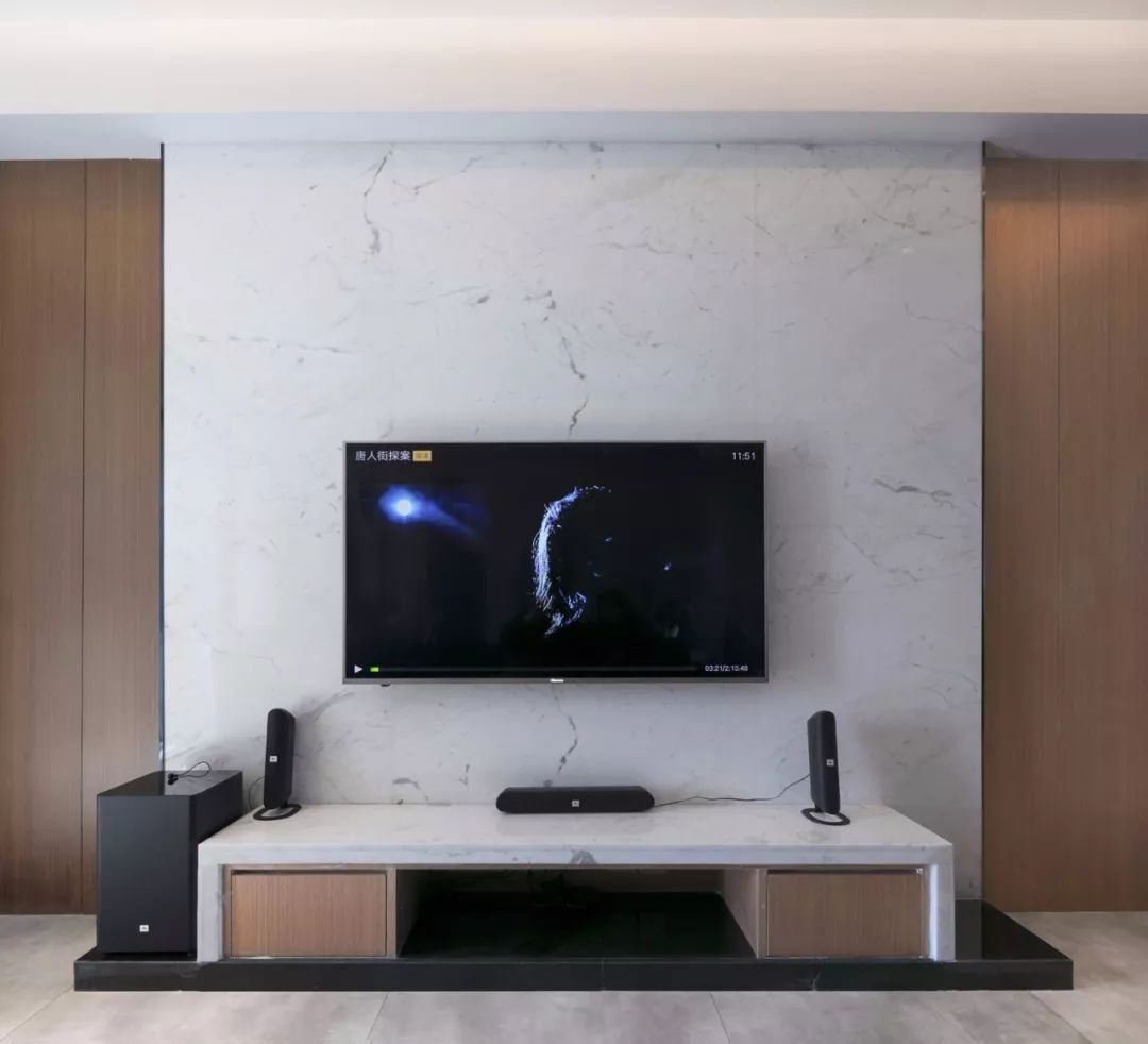 用石材装电视墙，原始粗犷的质感，自然而又高档！