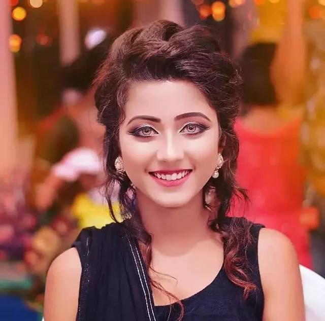 一印度美女因琥珀一样的眼睛走红网络