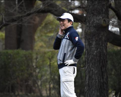新年首场高尔夫安倍就约了几位大人物 谋划着这
