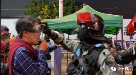 许智峰再次街头煽暴挑衅港警,被警员扯下眼罩。图自港媒