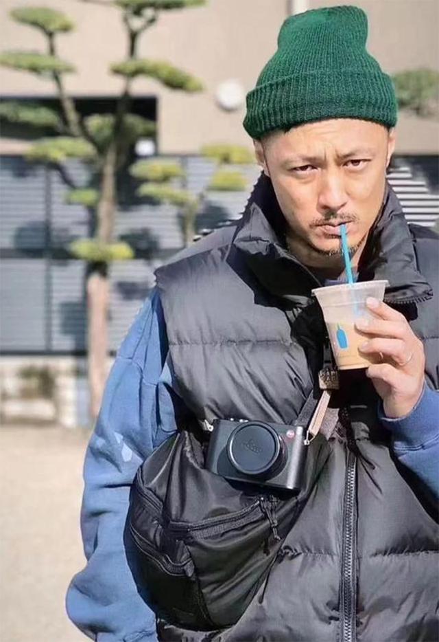 帽子反而流行起来,虽然象征不太好,但是依旧有很多男士佩戴,像余文乐