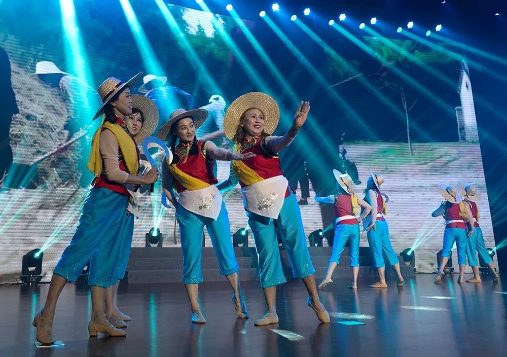 舞蹈《丰收舞》表演者:天成小额贷款公司员工2019年度职工文化艺术