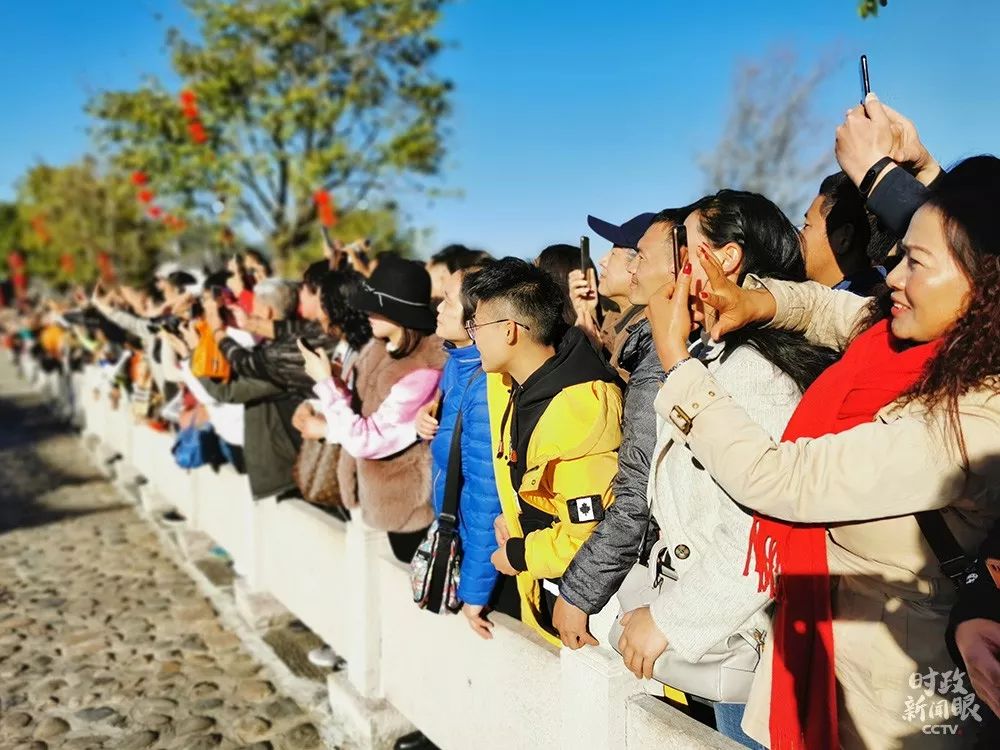 △总书记离开和顺古镇时，当地群众和游客热情相送。（总台国广记者蔡靖骉、央视记者龚雪辉拍摄）