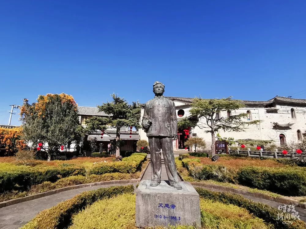 △艾思奇雕像。(总台央视记者张宇拍摄)艾思奇(1910年-1966年),原名李生萱,腾冲和顺人,著名的马克思主义哲学家。毛泽东曾称赞他是“党在理论战线上的忠诚战士”。