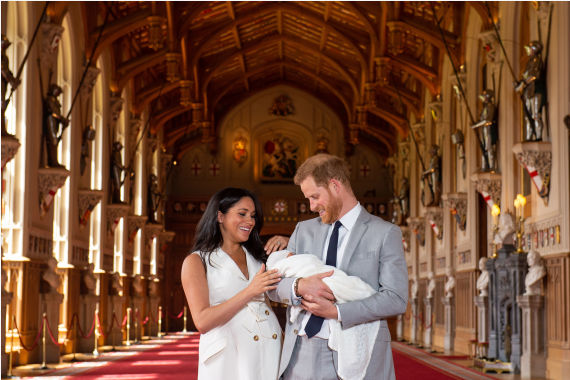  2019年5月8日，在英国温莎城堡，英国萨塞克斯公爵哈里王子与妻子梅根携新生儿亮相。 新华社 资料图
