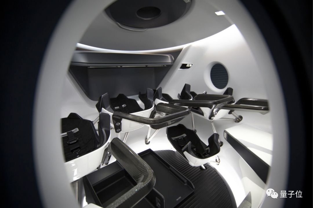 刚刚马斯克创造人类航天新壮举空中炸毁火箭然后成功实现载人舱逃逸