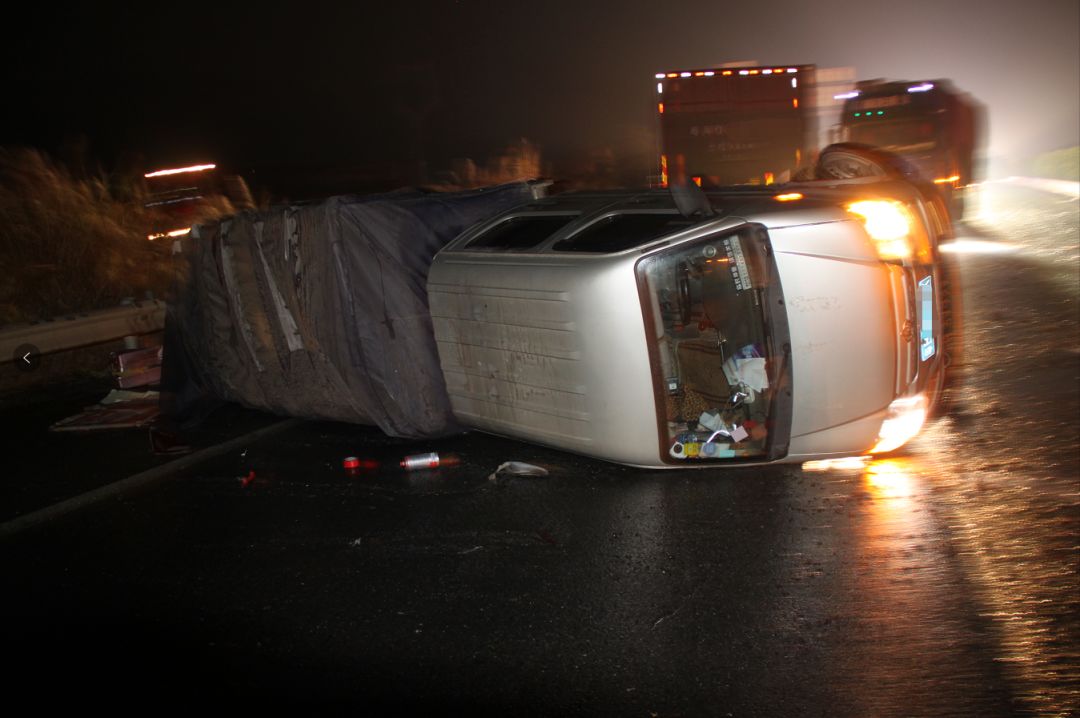 春运高速上出车祸,粤s小车5人死亡!