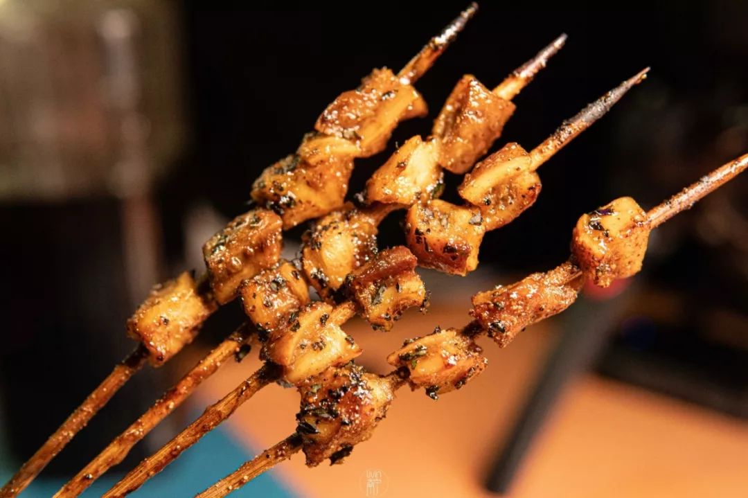 烤鱼腩/和一般烤鱼腩不太一样,每一块鱼腩表皮都被烤得金黄焦酥,放进