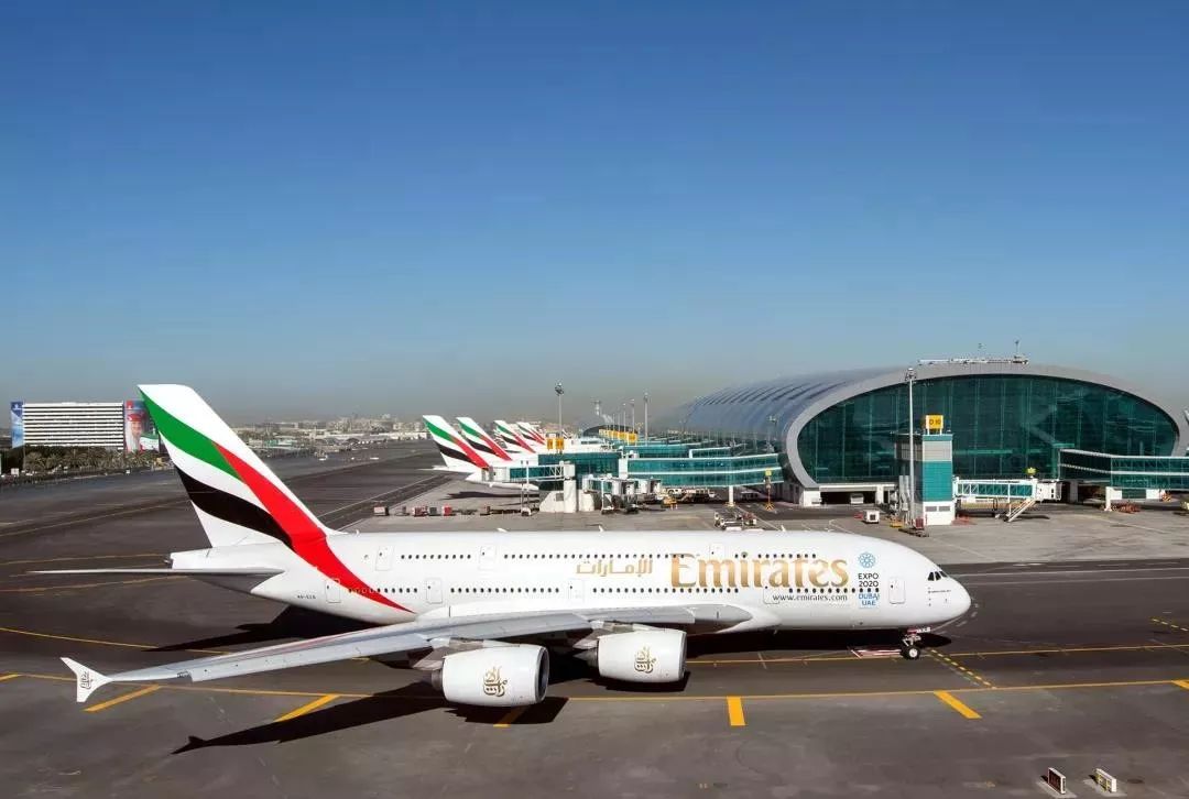迪拜机场甚至为阿联酋航空庞大的a380机队专门修建了堪称奢华的航站楼