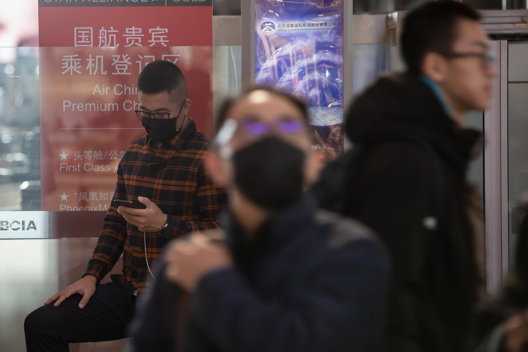 今日上午,首都国际机场T3航站楼,戴口罩的旅客。 新京报记者 李凯祥 摄