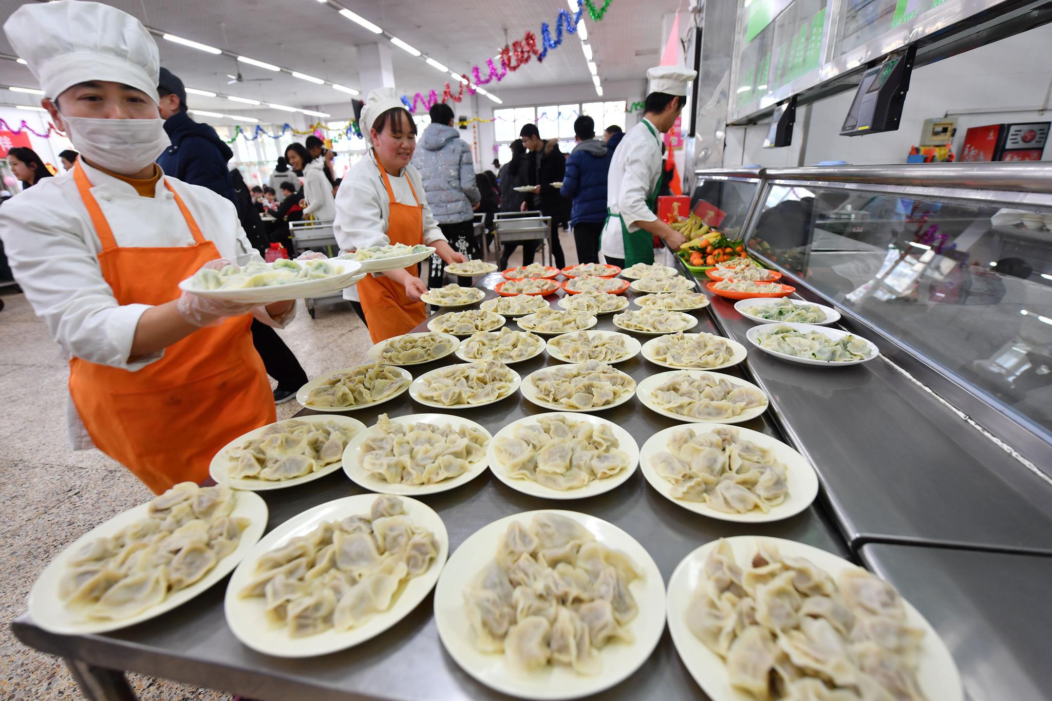 北京邮电大学为春节期间留校生发压岁钱"提前过年"|食堂_新浪新闻