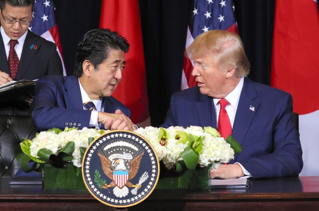 安倍和特朗普签订《日美贸易协定》（朝日新闻）