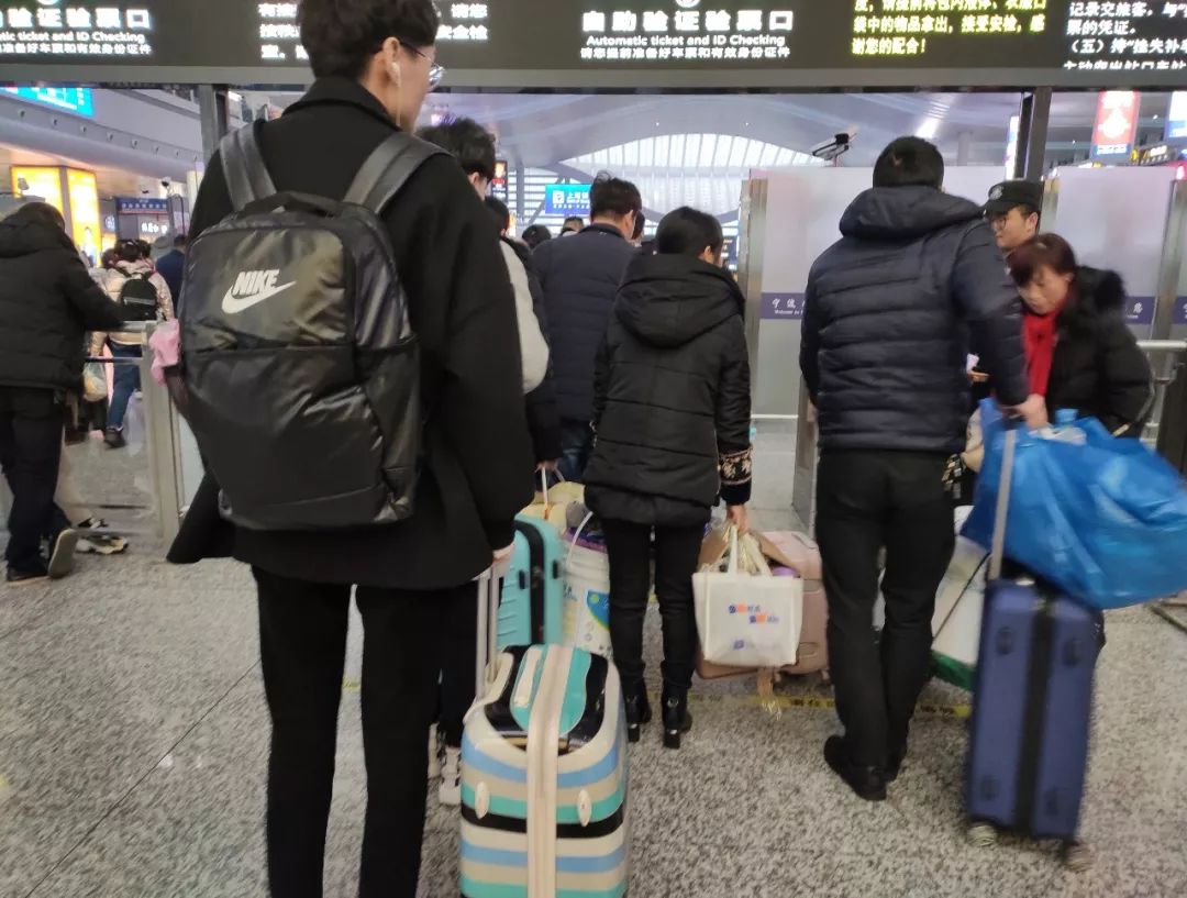 宁波火车站众生相下一站回家